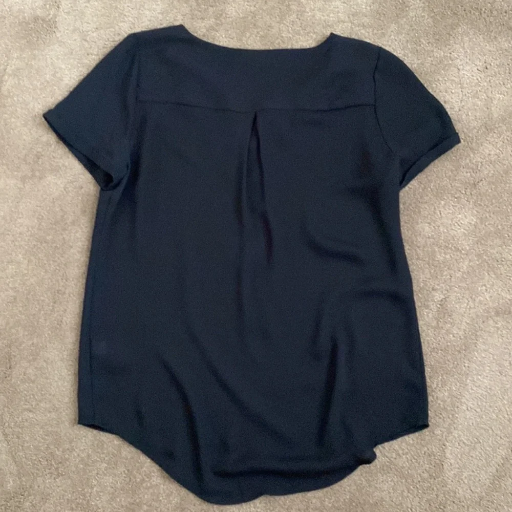 Apt 9 pullover short sleeved blouse with pearl clasp as the neckline - Picture 8 of 8